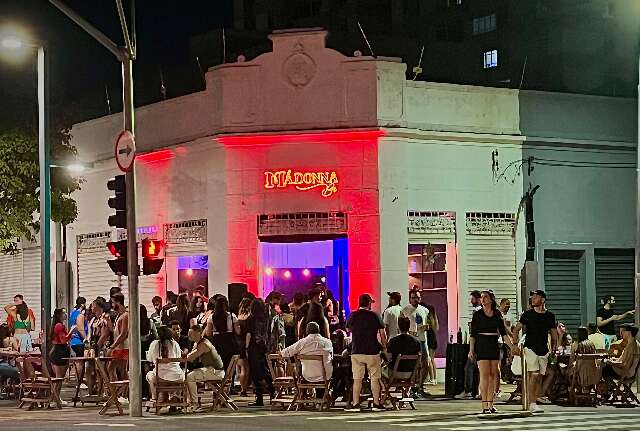 Em 20 dias, s&oacute;cios abriram bar que serve drinks inspirados em vil&atilde;s 