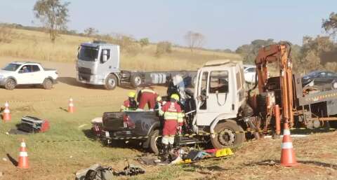 Duas pessoas morrem em acidente envolvendo três veículos na BR-163
