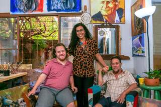 Da esquerda para a direita, Guido, a mãe, Márcia, e o pai Ton, na sala de casa (Foto: Paulo Francis)