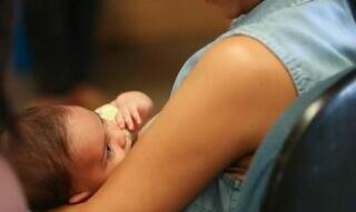 Bebê no colo da mãe; amamentação é recomendada por 6 meses, no mínimo, pela OMS (Foto: Elza Fiuza/Agência Brasil)