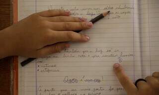 Estudante mostra conteúdo registrado no caderno (Foto: Joédson Alves/Agência Brasil)