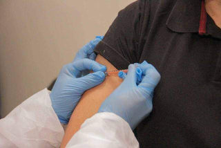 Profissional de saúde aplica imunizante contra a gripe em paciente. (Foto: Marcos Maluf, Arquivo/Campo Grande News)