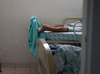 Paciente descansa em leito no setor de psiquiatría do Hospital Regional de Mato Grosso do Sul. (Foto: Osmar Veiga)