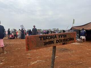 Placa cravada em fazenda ocupada por indígenas em Douradina anuncia novo &#34;tekoha&#34; (Foto: Helio de Freitas)
