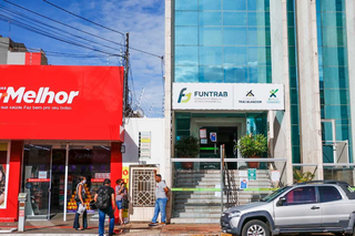 A fachada da Funtrab, na Rua 13 de Maio, região central de Campo Grande. (Foto: Henrique Kawaminami, Arquivo/Campo Grande News)