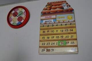 Na parede, calendário com ilustrações marcam os dias de internação. (Foto: Osmar Veiga)