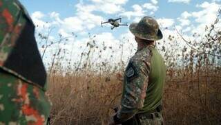 Policial Militar Ambiental guiando drone para identificar áreas queimadas no Pantanal (Foto: Reprodução/Relatório Polícia Militar Ambiental)