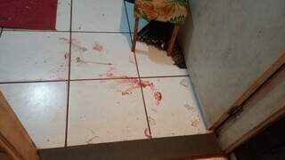Marca de sangue da vítima no chão do apartamento (Foto: Alfredo Neto)
