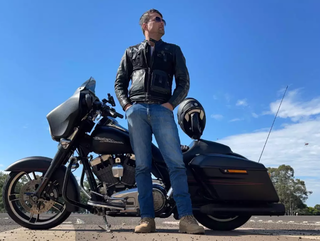 Lennon posando para foto ao lado de sua motocicleta (Foto: reprodução / rede social)