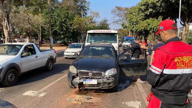 Carro abandonado na Ernesto Geisel provoca engavetamento de 3 ve&iacute;culos