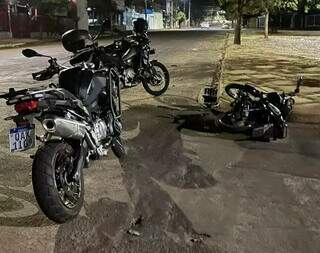 Motocicleta caída no local onde foi feita abordagem após perseguição (Foto: Divulgação | BPChoque)