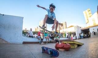 Capital tem aulas de skate para pessoas a partir de três anos até a terceira idade (Foto: Arquivo/Rema Aulas de Skate)