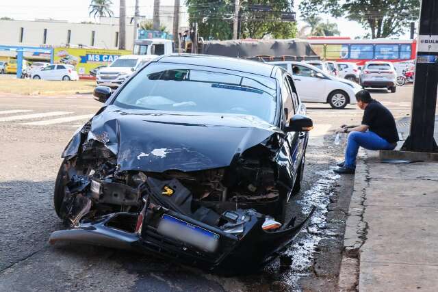 Acidente com ambul&acirc;ncia deixa frente de carro destru&iacute;da na Avenida Afonso Pena