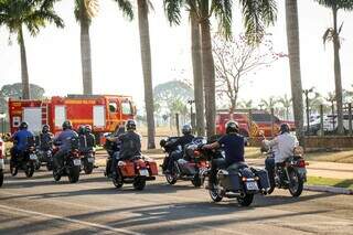Bombeiros e motociclistas durante cortejo em homenagem a Lennon (Foto: Henrique Kawaminami)