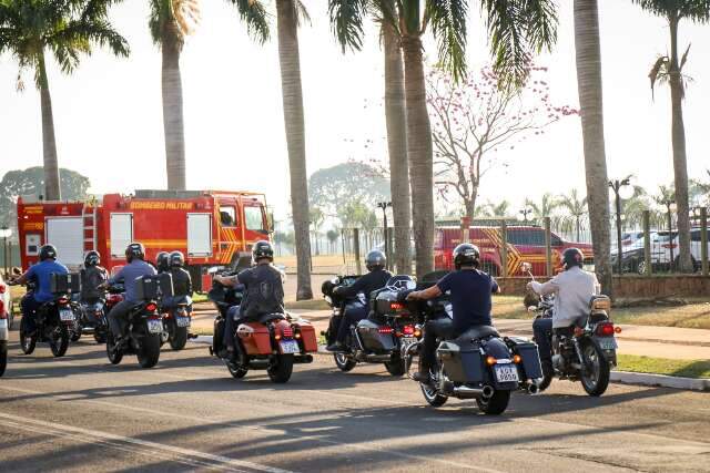 Bombeiros se despedem de volunt&aacute;rio que morreu em acidente de moto 