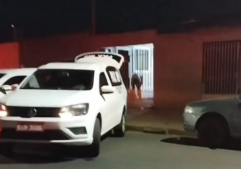 Jovem &eacute; chamado no port&atilde;o de casa e executado