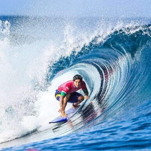 Gabriel Medina bate recorde no surf e enfrentar&aacute; brasileiro nas quartas de final