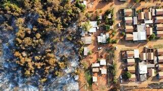 Imagem aérea da vegtação queimada ao lado da aldeia urbana Água Bonita, no Bairro Tarsila do Amaral (Foto: Osmar Veiga)