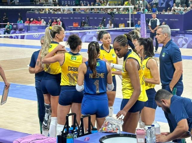 Sem dificuldades, Brasil derrota Qu&ecirc;nia na estreia do v&ocirc;lei feminino