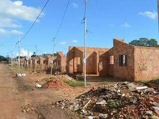 Casas inacabadas erguidas pela ONG Morhar, em Campo Grande (Foto/Arquivo)