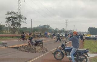 Anel viário bloqueado por indígenas após atropelamento com morte (Foto: Direto das Ruas)