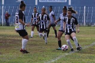 Jogadores do Operário, atual campeão feminino, jogando no Estádio Jacques da Luz (Foto: Judson Marinho)