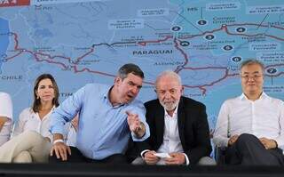 No centro da imagem o governador Eduardo Riedel (PSDB) ao lado do presidente Luiz Inácio Lula da Silva (PT) durante visita a planta da JBS, em Campo Grande, em 14 de abril deste ano (Foto: Arquivo/Saul Scharmm)