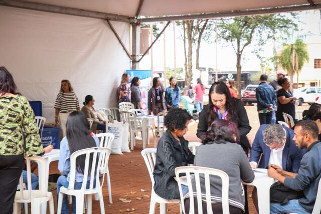 Moradores de rua t&ecirc;m chance de achar emprego e casa pr&oacute;pria em a&ccedil;&atilde;o na pra&ccedil;a