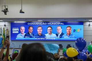 Cartaz expõe apoio do PSD ao candidato do PSDB no plenário da Câmara Municipal. (Foto: Juliano Almeida)