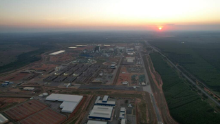 Vista aérea da fábrica de celulose, instalada em Ribas do Rio Pardo. (Foto: Reprodução/Suzano)