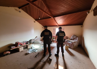 Policiais na casa de um dos alvos em Campo Grande (Foto: divulgação / Polícia Federal) 