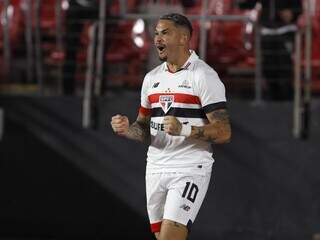 O atacante Luciano comemora gol que abriu o placar no Estádio do Morumbi. (Foto: Rubens Chiri/São Paulo)