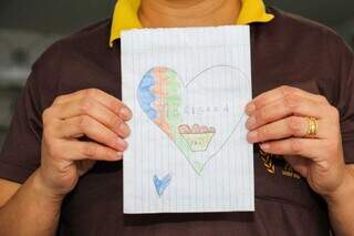 Verso da carta tem desenho de coração com cesta de pães e um &#34;obrigada&#34;. (Foto: Juliano Almeida)