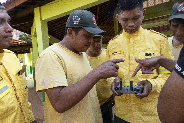 Brigadistas ind&iacute;genas recebem aulas com drone para combater inc&ecirc;ndios  