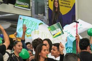 Eleitorado do PSD se agrupou para expor cartazes de apoio no plenário da Câmara campo-grandense. (Foto: Juliano Almeida)