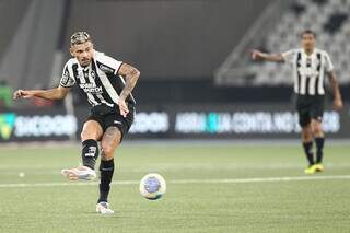 Atacante Tiquinho Soares bate na bola em jogo no Engenhão (Foto: Vitor Silva/Botafogo)