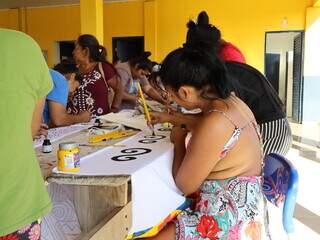 Uma das participantes do festival realiza pintura em tecido. (Foto: Pedro Braga)