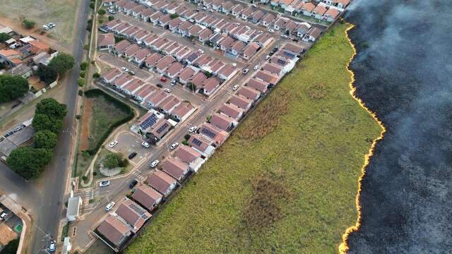 Inc&ecirc;ndio destr&oacute;i 30 hectares de terreno da Base A&eacute;rea e segue para condom&iacute;nios