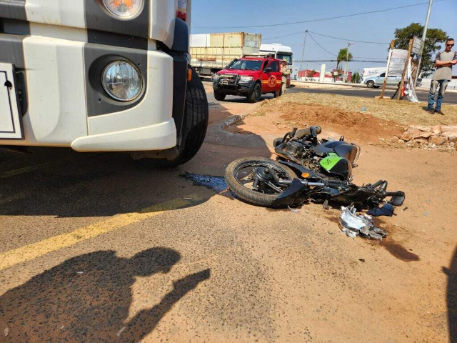 Motociclista atropelado por caminh&atilde;o tem perna amputada e segue na UTI