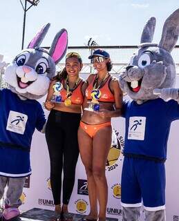 Ana Beatriz ao lado de Julhia com o troféu da competição (Foto: Acervo Pessoal) 