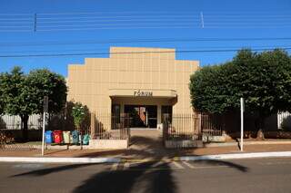 Fachada do Fórum de Anaurilândia, distante 379 quilômetros de Campo Grande. (Foto: Reprodução/TJMS)