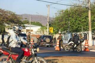 Movimentação de agentes de segurança em Corumbá (Foto: Henrique Kawaminami)