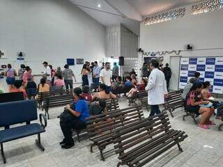 Espera de pacientes enche unidade de saúde da Vila Nasser (Foto: Caroline Maldonado/Arquivo)