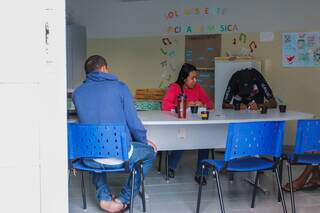 Internados participam de oficina ministrada por psicóloga. (Foto: Paulo Francis)
