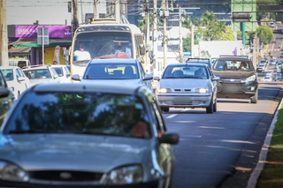Veículos circulam pela Avenida Mato Grosso, em Campo Grande. (Foto: Henrique Kawaminami, Arquivo/Campo Grande News)