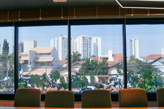 Vista da sala de reuniões do Campo Grande News. (Foto: Paulo Francis)