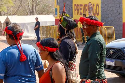 Lula recebe indígenas e promete buscar solução para conflitos 