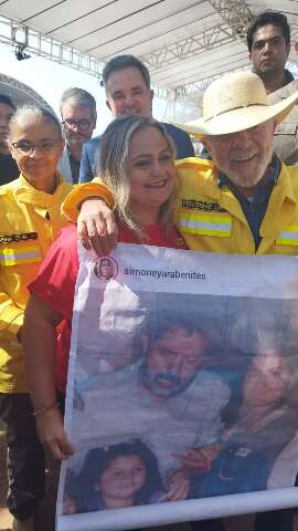 Ap&oacute;s 26 anos, f&atilde; realiza sonho de repetir foto com presidente Lula em Corumb&aacute;