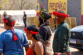 Indígenas à espera do presidente em frente ao Prevfogo em Corumbá (Foto: Henrique Kawaminami)