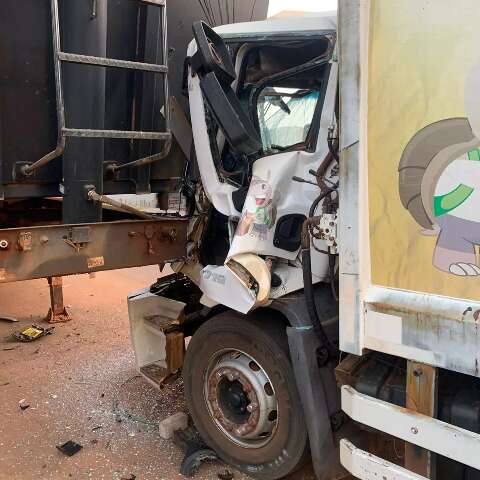 Caminh&atilde;o de coleta bate em carreta estacionada em avenida 